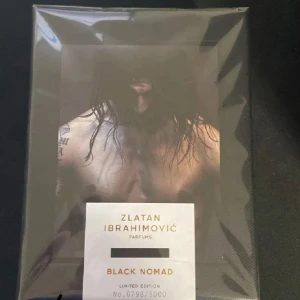 Zlatan Ibrahimović Black Nomad parfym - Limited edition Black Nomad från Zlatan Ibrahimović Parfums. 100 ml. Tillverkad i Sverige. Ingredienser: Alcohol Denat., Aqua, Parfum, Butyl Methoxydibenzoylmethane, Limonene, Benzyl Alcohol. Endast 5000 exemplar finns.
