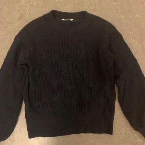 Mörkblå stickad tröja  - Jätte mysig mörkblå stickad tröja från Cubus i storlek 158/164💗Tröjan har ett diskret ribbat mönster, rund hals och långa ärmar. Perfekt att slänga på sig när det är lite kyligt ute. Säljer då den inte kommer till användning längre💕