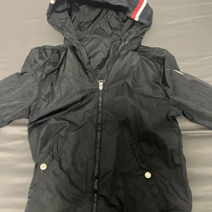 Svart moncler windbreaker - Säljer denna moncler 