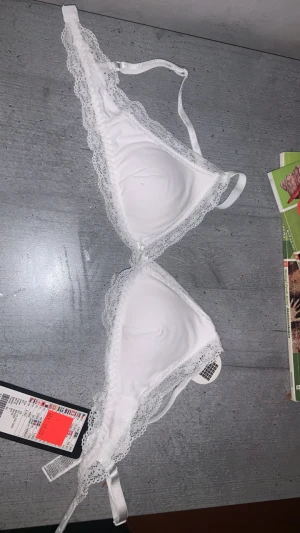 Vit spets bh - Har aldrig använts och priset kan diskuteras 