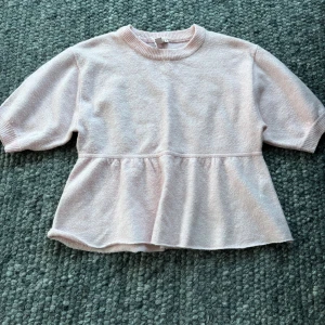 Ljusrosa peplum topp med kort ärm - Supersöt ljusrosa topp, storlek S