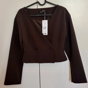 Kort kavaj från Gina  - Strl 32, passar mig som har xs. Aldrig använd. 