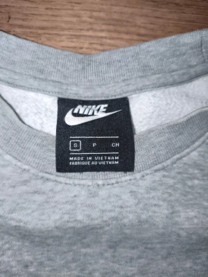 Grå sweatshirt från Nike i storlek S - Snygg grå Sweatshirt från nike. Skriv vid funderingar 