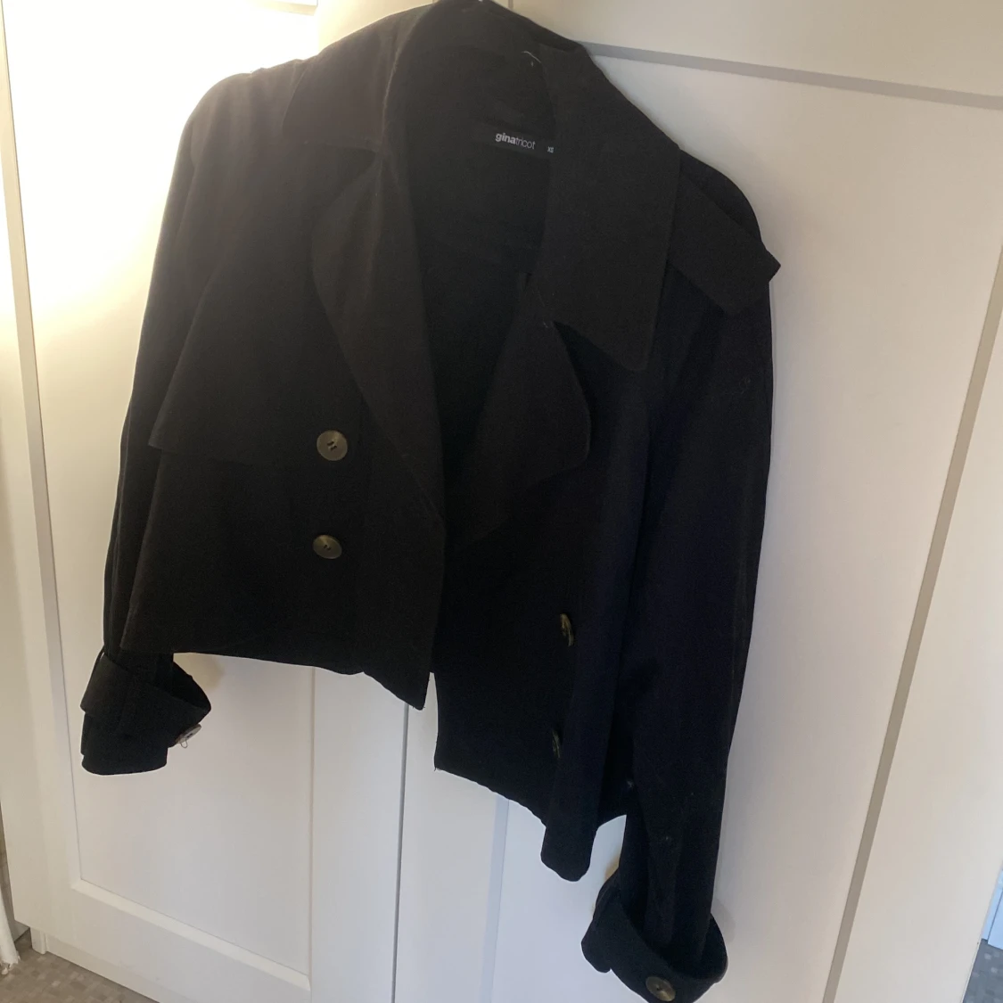 Svart croppad trenchcoat från Gina Tricot