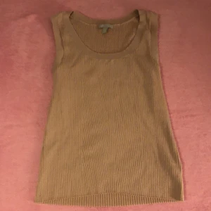 Beige topp/linne  - Säljer en beige linnetopp från H&M i storlek S. Toppen är ärmlös med rund halsringning. Väldigt fint att ha under alla säsonger och passar perfekt under allt, väl använt och är väldigt snygg.