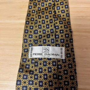 Pierre Balmain slips - Snygg slips från Pierre Balmain i 100% siden. Finns lite defekter på slipsen (sista bilden)