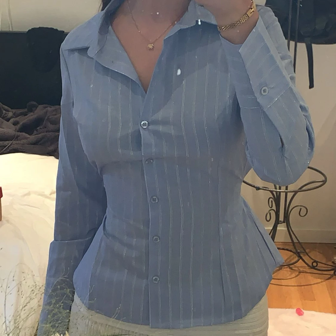 Blå randig skjorta med knappar och knyt detalj o ryggen