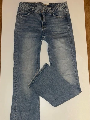 Ljusblå low-waist bootcut jeans!  - säljer då dom blivit för korta i benen.  