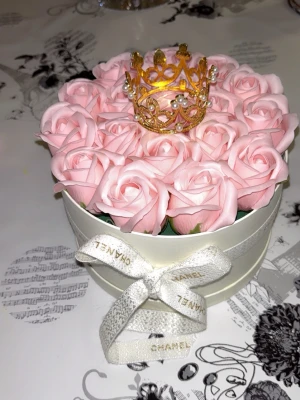 Evighetsrosor box med elegant design  - Evighetsrosor i box med rosa rosor med  guldfärgad krona och ett fint band. 