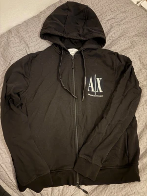 Armani Exchange hoodie - Säljer min Armani Exchange hoodie som bara har använts 2 gånger då den inte passar mig. Väldigt fint skick då den mest bara har legat oanvänd. Storlek S