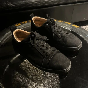 Svarta loubs  - Säljer mina loubs i s43 eftersom jag inte använder dom nu på vintern. Dom är i fint skick men använda.