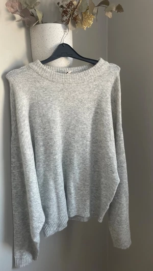 Ljusgrå stickad tröja från Nelly - Mysig ljusgrå stickad tröja från Nelly i storlek XS. Tröjan har en rundad hals och ribbade muddar vid ärmslut. Hör av er vid funderingar🤗