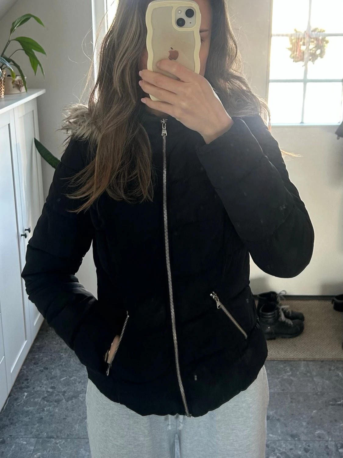 Svart jacka med pälshuva  - 2