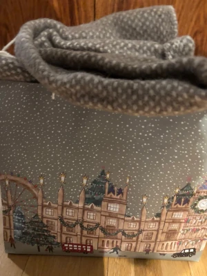 HELT NY 💯 100 % ULL NY Beige grå  ullpläd med prickigt mönster NYPRIS 700 - FYNDA ,Säljer en Mysig beige ullpläd med småprickigt mönster och fransar i kanten. Perfekt att slänga över soffan eller sängen för extra stil och värme. Storlek 130x170 cm och tillverkad i ull för en riktigt skön känsla. Nypris 700kr äkta ull . Etiketten på. Oanvänd. Javisst &  kassen ingår. 