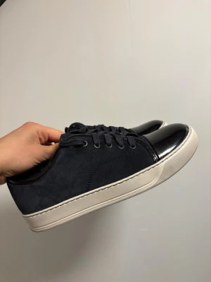 Lanvin captoes skor mörkblåa - Säljer ett par stilrena mörkblå sneakers från Lanvin. Captoen är i nyskick! Storlek 5 UK, passar 39-40. 