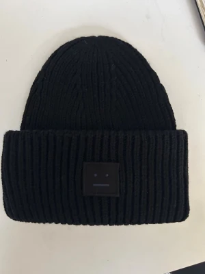 Acne mössa - svart  -    Hej! Säljer nu min knappt använda acne mössa som är mest intill helt ny, den är i storlek one size/vuxen🥰
