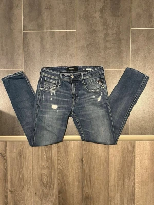 Replay Anbass Jeans - Har dessa feta replay Anbass jeans i W30 L32. Har en fin blå färg som matchar med allt, har repor som extra design.  Och som vanligt Fraktar direkt vid köp! Skriv gärna vid intresse