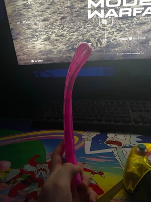 Zone innebandy blad - Säljer ett neonrosa innebandyblad från Zone. Det är ett hyper blad. Bladet är zorro hookat. De är bara skriv om funderingar