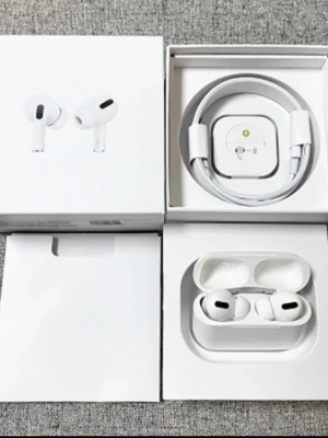 AirPods Pro 2nd Generation - Apple AirPods Pro 2nd Generation med MagSafe-laddningsetui. Komplett med originalförpackning, laddningskabel och tillbehör. Produkten är i helt nyskick och har inga defekter. Perfekt för brusreducering och trådlös musikupplevelse. Helt ny och oöppnade.