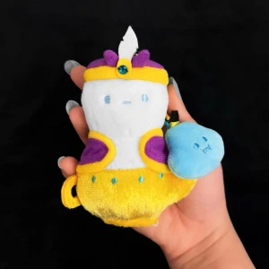 Pop Mart Nyckelring 🩵 - Säljer ’Magic Lamp’ från ‘Pop Mart Bobo & Coco Fairy Tale Series’ 💛🧞‍♂️I nyskick då den endast ’använts’ som dekoration sedan inköp, och Coco går att tas av ✨Rätt sällsynt då denna serie har slutats tillverkas av Pop Mart sedan flera år tillbaka. Köp nu 💌