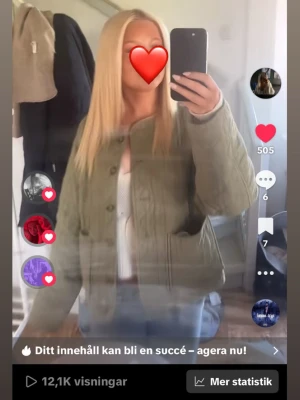 Olivgrön quiltad jacka med knappar - Säljer en olivgrön quiltad jacka med rund halsringning och stora fickor framtill. Jackan har knäppning med knappar och en loose passform som ger en chill vibe. Perfekt att slänga på sig över en hoodie eller t-shirt. Superenkel att styla till jeans eller kjol.