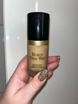 Born This Way foundation  - Too faced ”Born this way” foundation i färgen ”Ivory”. Använd ett par gånger men fel färg för mig. Försökte få bild på mängd men är svårt genom flaskan, ända som syns är tomt är precis högst upp. Har mer smink på min sida, paketpris kan fås 