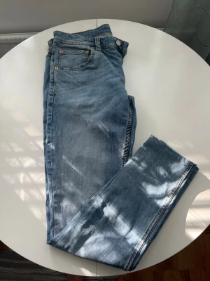 Ljusblå jeans från 757, storlek L - Säljer ett par ljusblå jeans från 757 i storlek L. Klassisk femficksmodell med raka ben och kontrastsömmar. Jeansen har en snygg tvättad look och är tillverkade i slitstarkt bomullsmaterial. Perfekta för dig som gillar en enkel och tidlös stil.