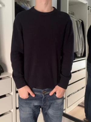 Mörkblå tjock stickad tröja - Mörkblå tjock stickad | no brand | storlek S | tveka inte att höra av er vid eventuella frågor.