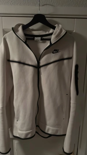 Nike tech zip hoodie - En riktigt snygg nike tech zip hoodie som passar alla stilar,  stilren och passar till det mesta, unik färg som inte många har! för mer frågor osv är det bara att skriva, mer plagg finns i profilen, pris är ej satt i sten! Mvh Hjalle💸