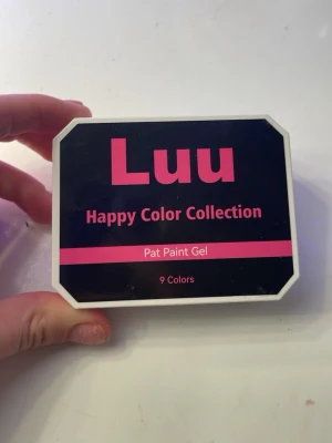 Luu Happy Color Collection  - Säljer en Luu Happy Color so.  innehåller rött, brunt, orange, vitt, svart, lila, blått, rosa och gult. Perfekt för nagel designer, endast vita är använd.