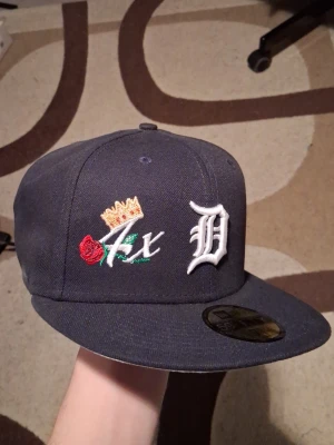 Svart New Era keps - Väldigt snygg kepa o den passar till alla dina feta outfits. Storlek på bild 3. Köpt för drygt 320kr (med frakt). Inga defekter men finns något tecken på användning, men går att lösa innan den skickas. Skriv för mer bilder!