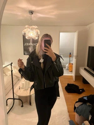 Svart skinnjacka med bälte🖤 - Använd en gång!