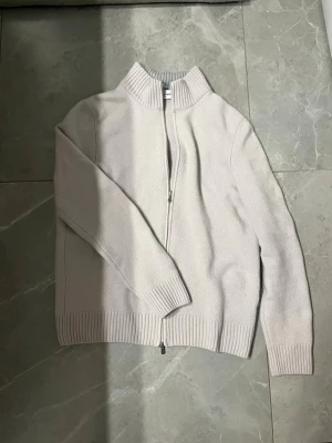 Gran sasso kashmir zip - Säljer den här sjukt snygga gran sasso kashmir zipen. Den är i väldigt bra skick, den enda defekten är att lappen håller på att ramla av men går lätt att sy på igen. Den är storlek 48 men har krympts till xs. Skriv vid minsta fråga/fundering👌