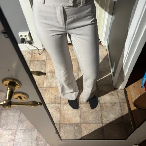 Kostymbyxor  - Jätte fina beiga kostymbyxor som tyvärr aldrig kommit till användning pga fel storlek, hoppas verkligen någon kommer få användning av dom 🩷