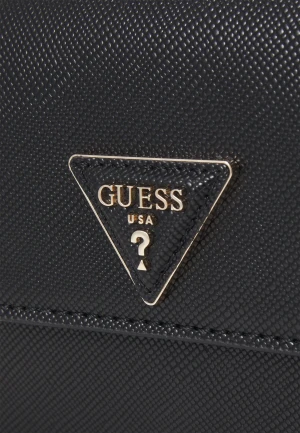 Svart axelväska från Guess - Snygg svart axelväska från Guess med guldfärgade detaljer och det klassiska trekantslogot på framsidan. Väskan har struktur i materialet, justerbar axelrem och magnetknäppning. Insidan har flera fack för bra organisering. Perfekt.   för dig som vill ha en stilren och praktisk väska.