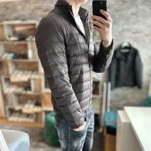 Ralph Lauren Jacka - Bra skick, en skada och sliten vid nacken! Storlek S sitter som  S och passar dig som är mellan 170-180cm ungefär. Nypris ca 2500kr. Modellen är 185 cm, 75kg. Passar bra nu till våren! Skriv för mer information!🤝