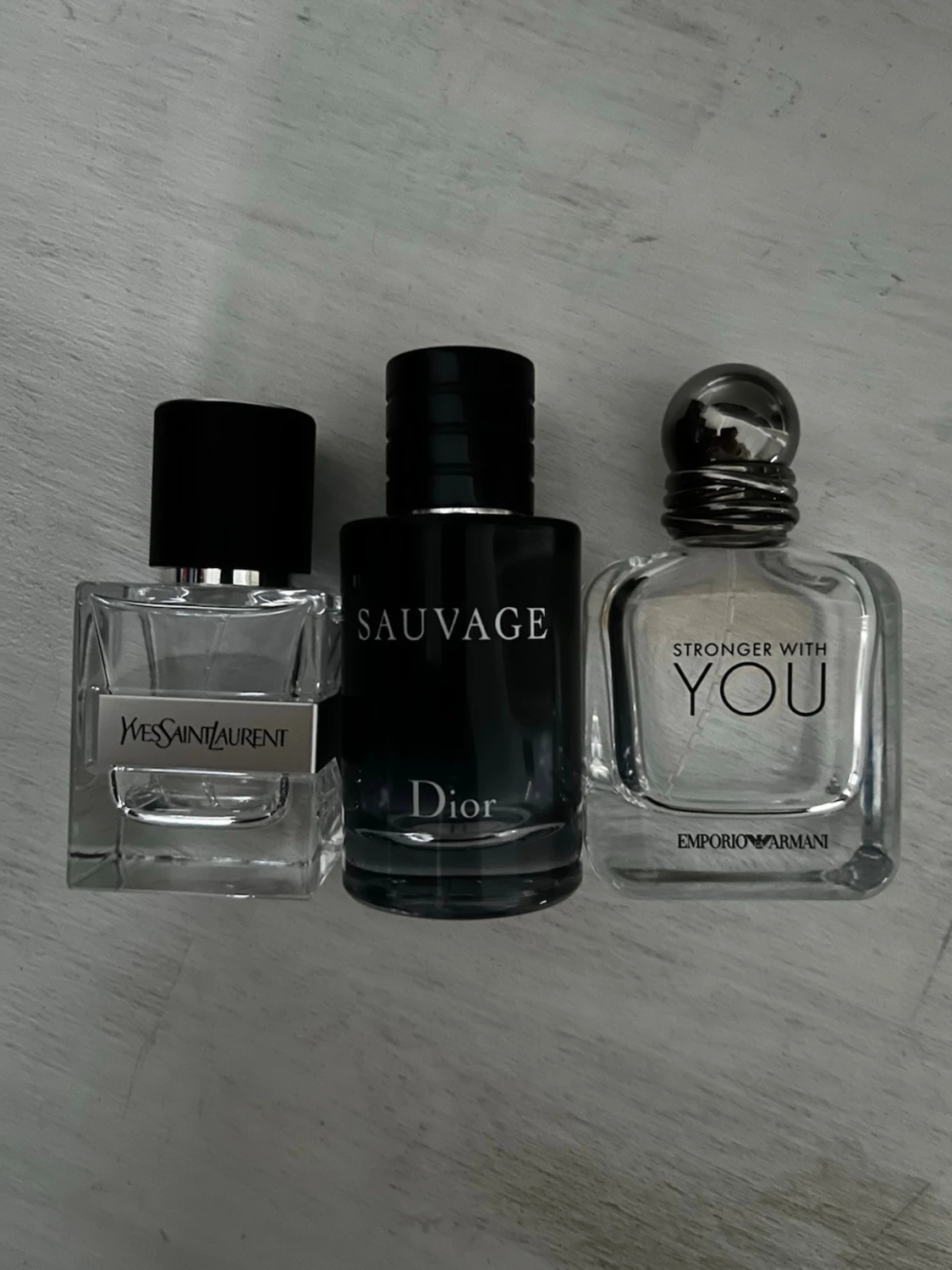 Tre olika parfymflaskor 