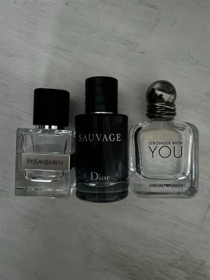 Tre olika parfymflaskor  - Säljer tre olika parfym flaskor som är tomma. (Kanske någon milliliter kvar) 