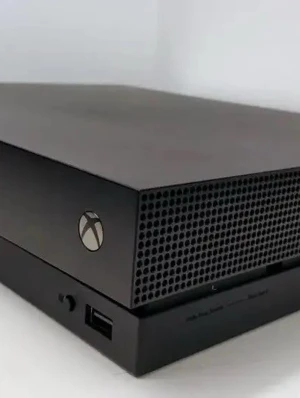Xbox One X - Säljer en Xbox One X i svart färg, komplett med originalkontroll. Konsolen är i gott skick med mindre tecken på normalt bruksslitage. Perfekt för gaming i 4K och HDR. Fungerar utmärkt och är redo att användas direkt. Inga synliga defekter på ytan.