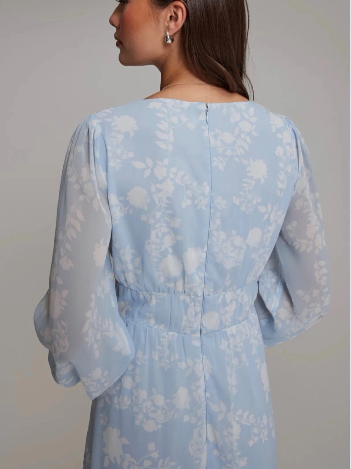 Ljusblå långklänning med blommigt mönster - 2