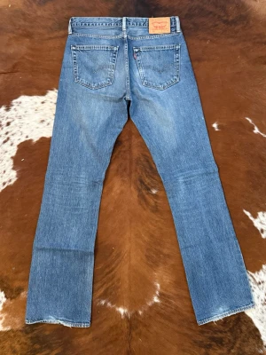Levis 527 bootcut - Tjena! Säljer dessa riktigt feta Levis 527 bootcut, byxorna är i fint skick och i storlek W31/L34, hör av dig vid funderingar!🙌