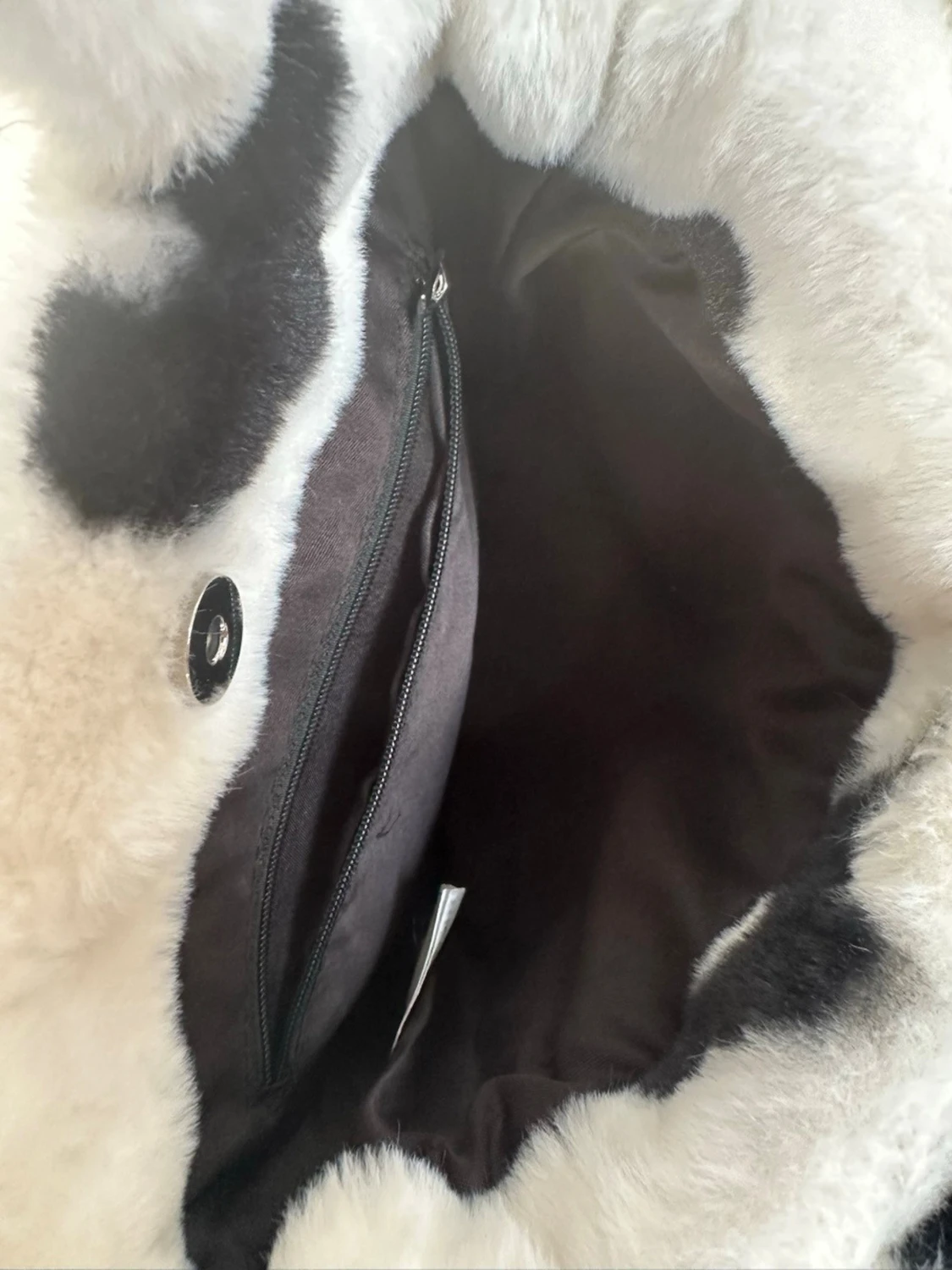 Fluffig blommig axelväska i svartvitt - 3