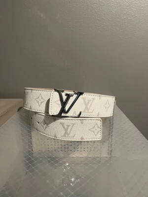 Exklusivt bälte 115 cm - Hej! Säljer ett vitt exklusivt bälte är i helt nytt skick. 115 cm långt