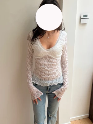 Vit spetsblus🤍 - Säljer denna suuuuperfins spetstoppen från bubbelroom!! Endast använd ett fåtal gånger så kvaliteten är superbra!😍🤍😍🤍