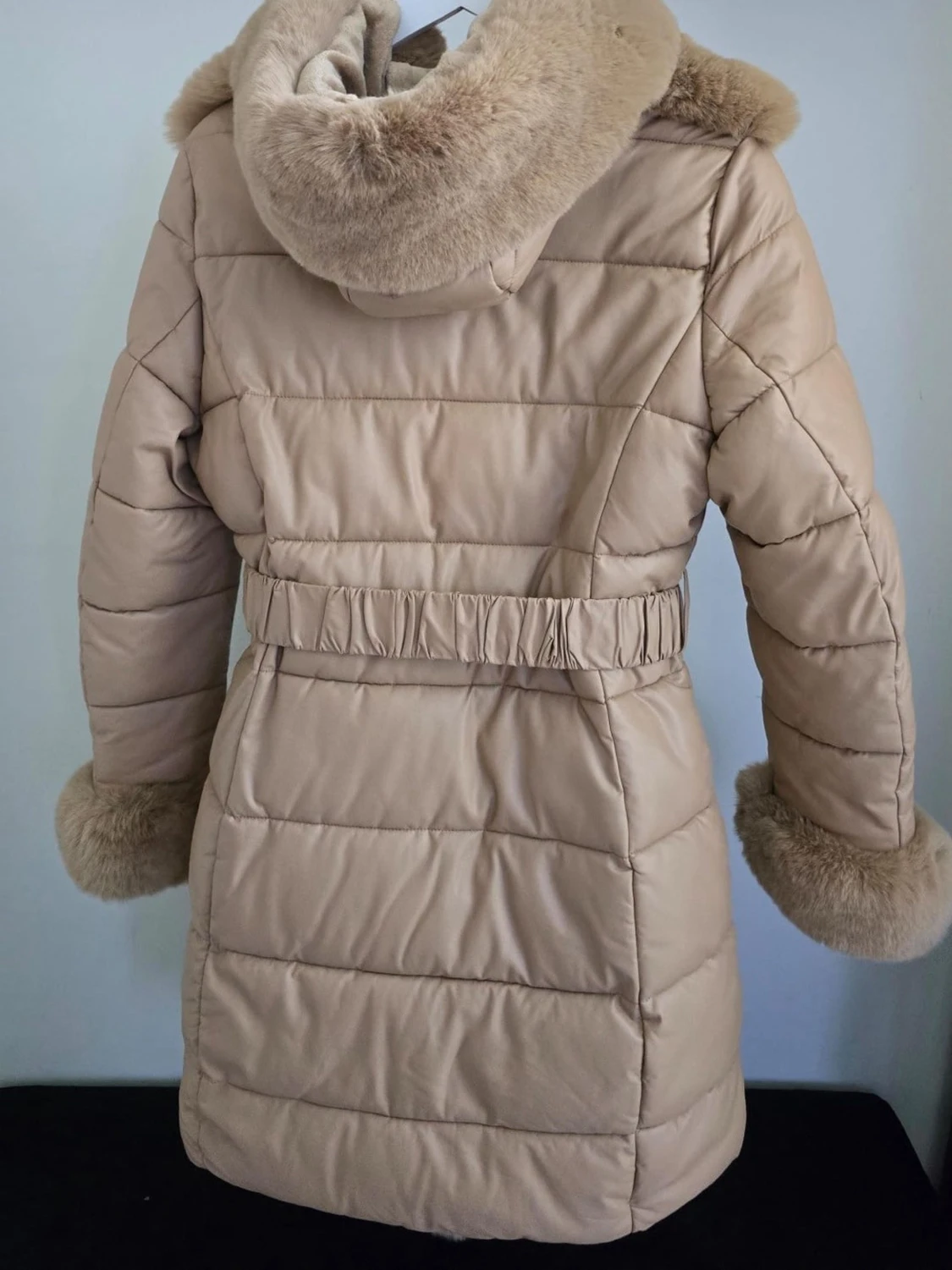 Beige pufferjacka med fuskpälsdetaljer - 1