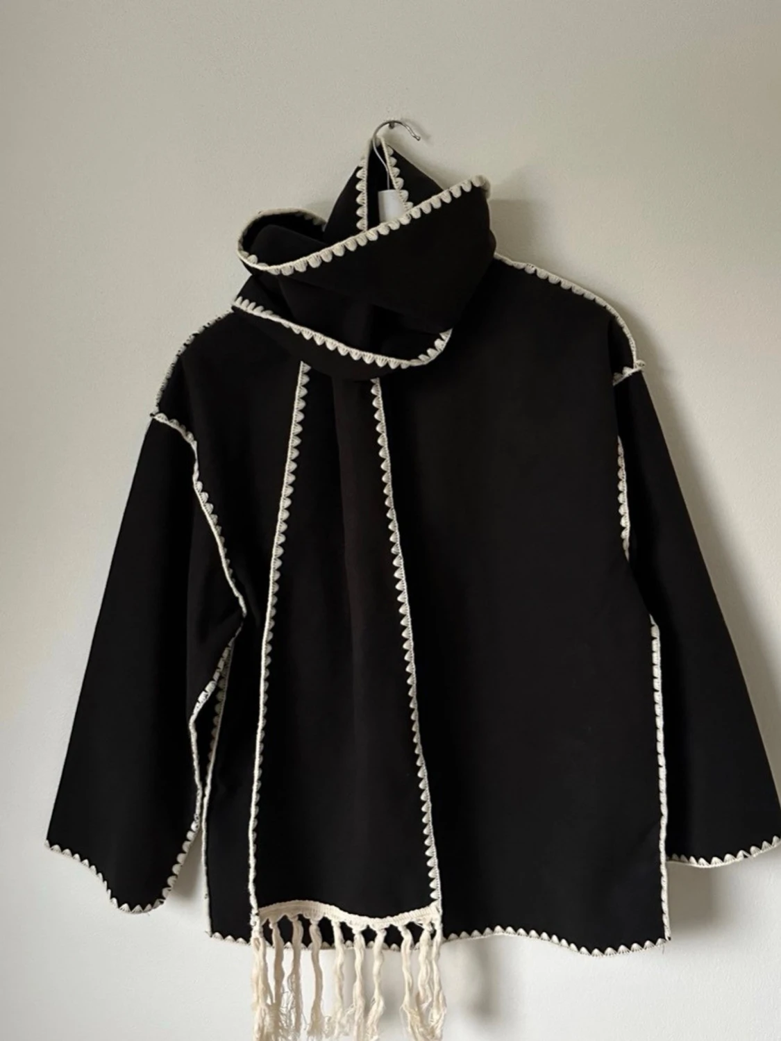 Svart rock med vita broderade detaljer - 1