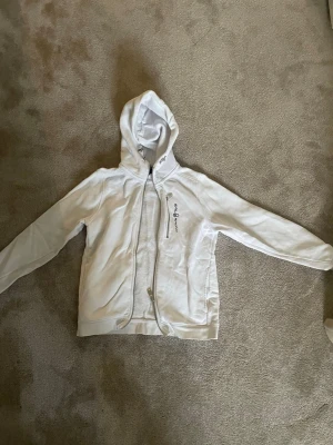 Hur sailracing hoodie  - En snygg vit sailracing hoodie perfekt till jeans 