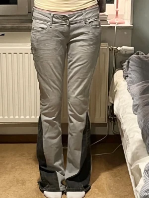 Low bootcut mango jeans - Jättefina low bootcut jeans från Mango, som jag har sytt på en kil så att de är bootcut! Strl 38, men passar mig som har S/36 och är 172 💓 Skriv vid frågor eller för fler bilder!