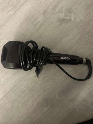 BaByliss Curl Secret - BaByliss Curl Secret är en automatisk locktång som skapar perfekta lockar snabbt och enkelt. Produkten är i nytt skick eftersom jag enbart använt 1 ända gång. Passar alla hårtyper och har flera värmeinställningar. 