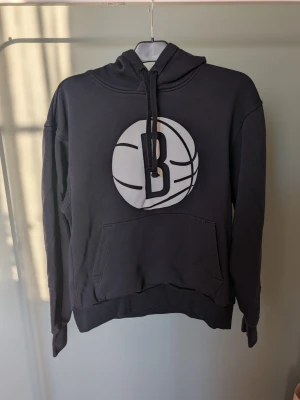 Svart Nike hoodie - Hoodie från märket Nike som har gjort en collab med NBA